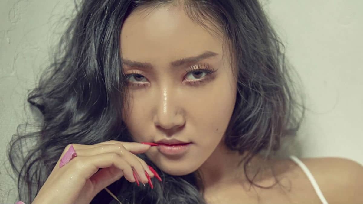 How Did Hwasa Of Mamamoo Become The Most Popular K Pop Idol Among Girl Groups 