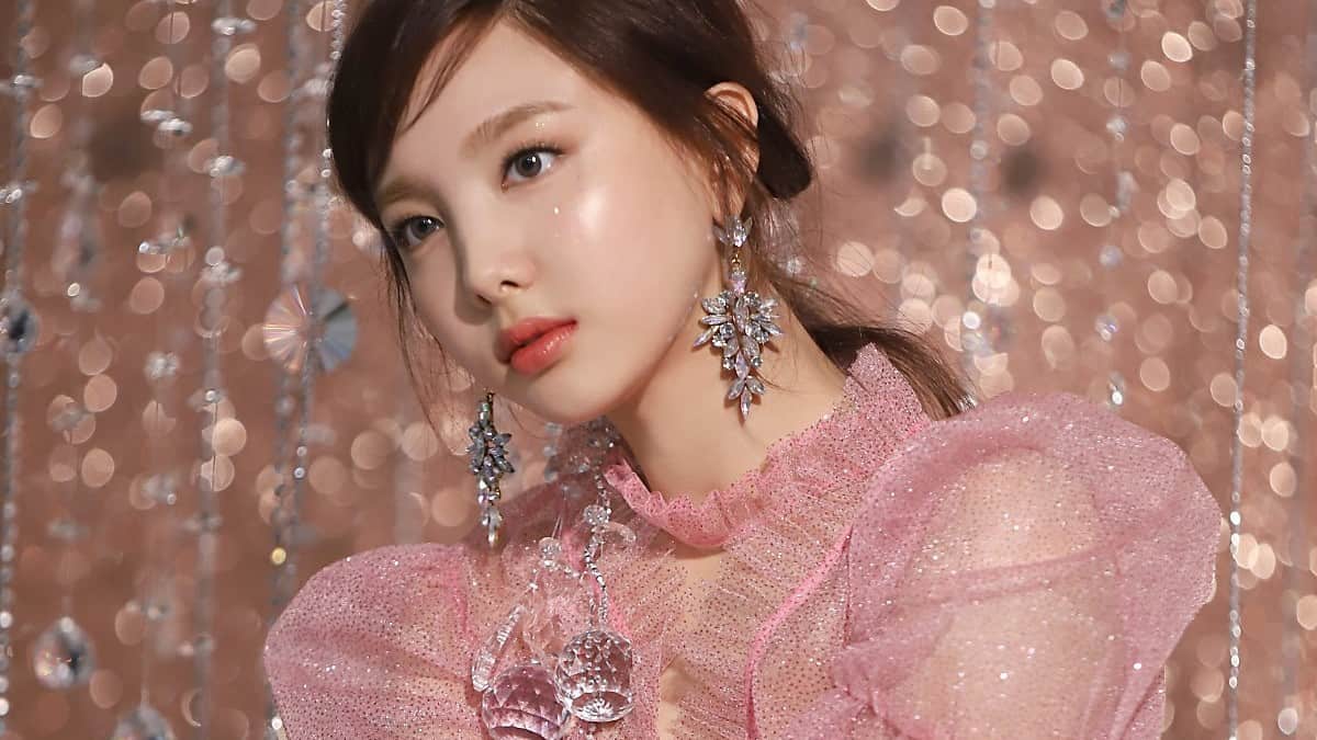 Nayeon of TWICE approached by stalker on plane who claims he was