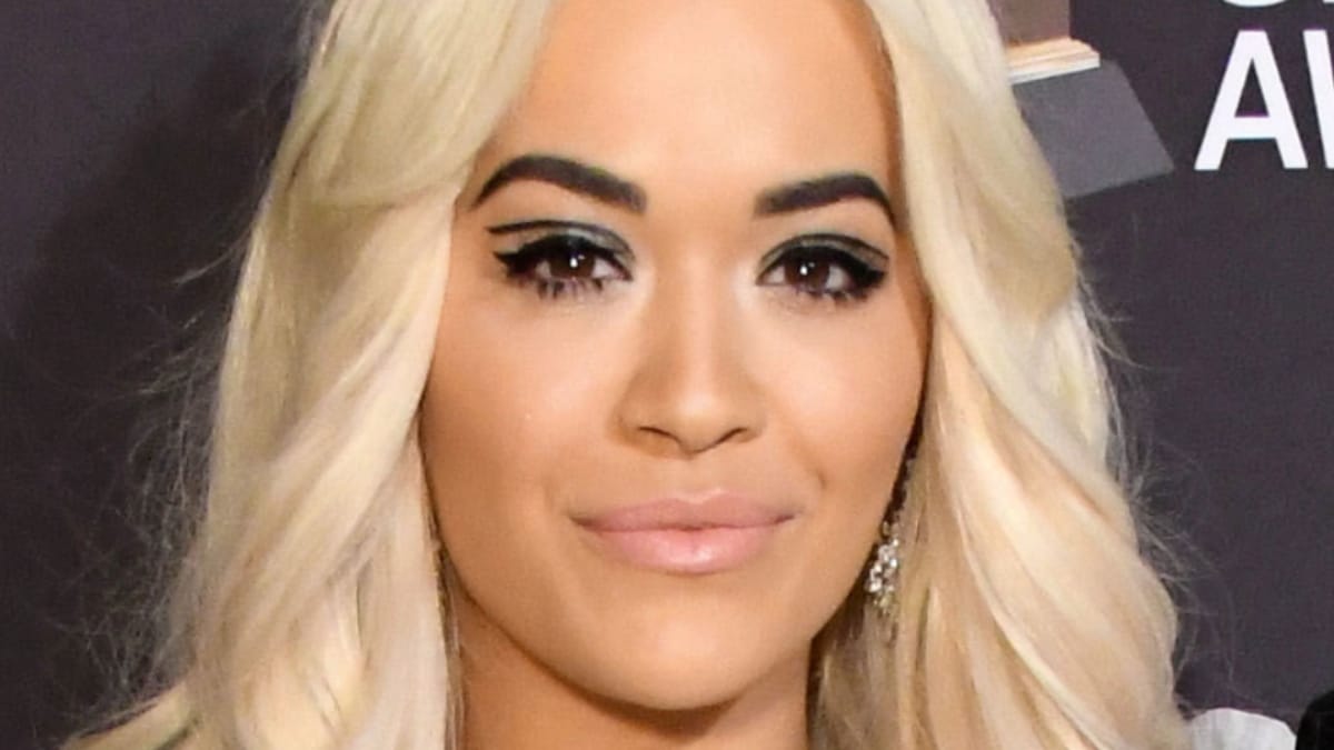 Rita Ora looks amazing with graphic eyeliner.