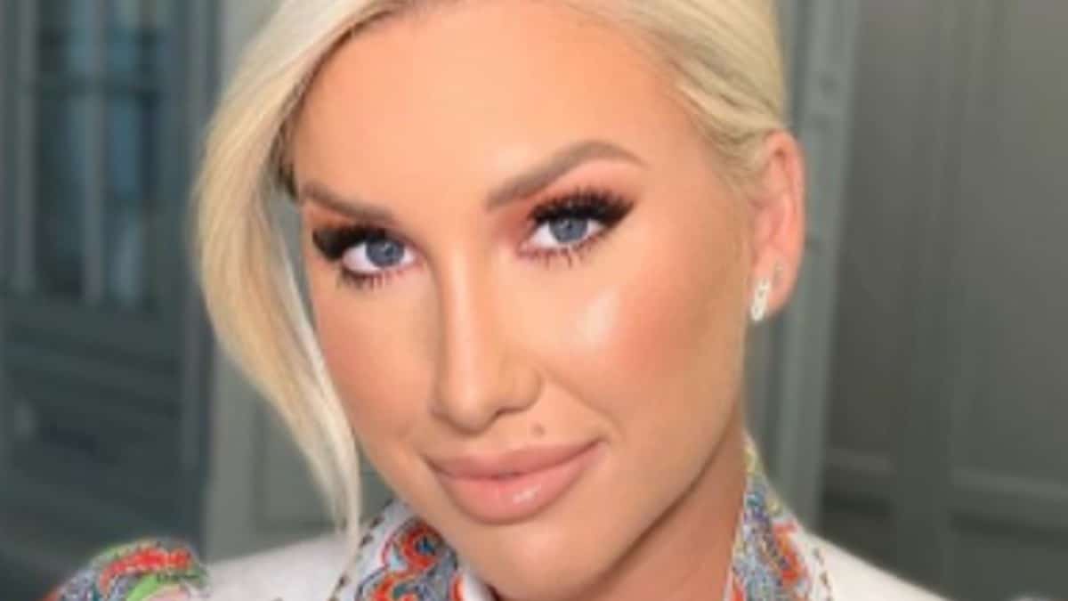 Savannah Chrisley showing off her makeup.