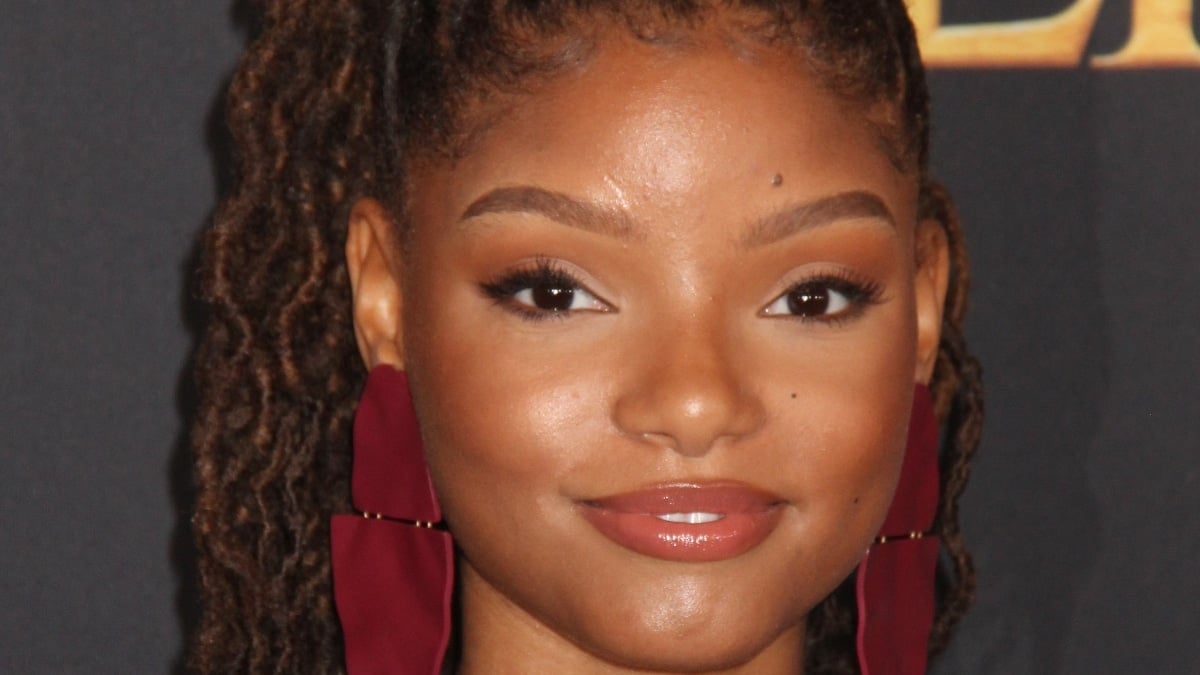 Halle Bailey wows in bathrobe for fashion week – InfluencerWorldDaily.com