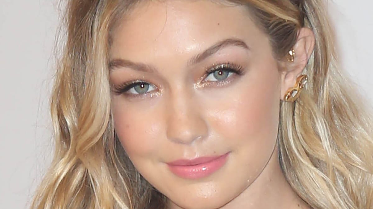 Gigi Hadid disfruta de Año Nuevo R&R en bikini rojo en la playa