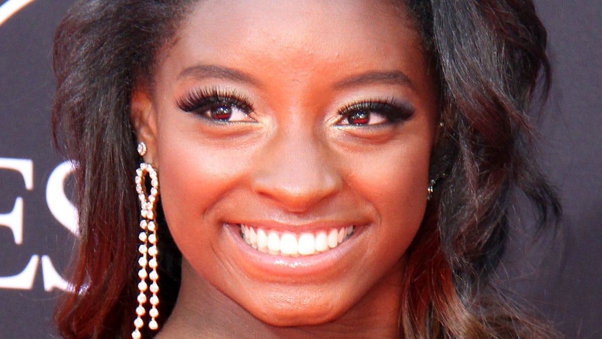 Simone Biles Shares Her Wifestyle In String Bikini Prime By The Pool