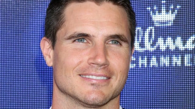 Who is Robbie Amell in The Witcher?