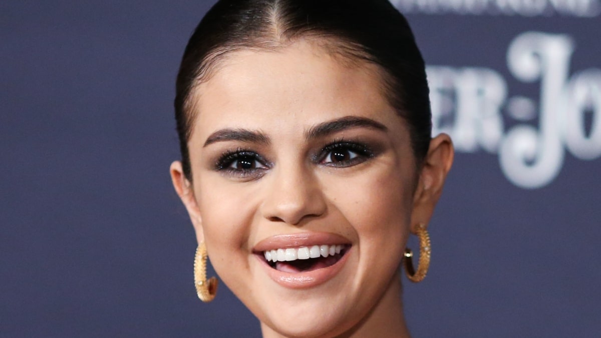 Selena Gomez Shows Off Curves In Bronze Swimsuit Alongside Bff Nicola Peltz 0777