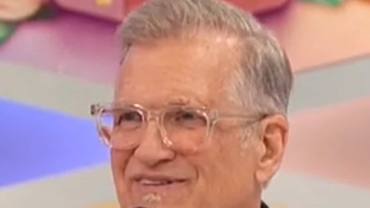 the price is right host drew carey face shot cbs