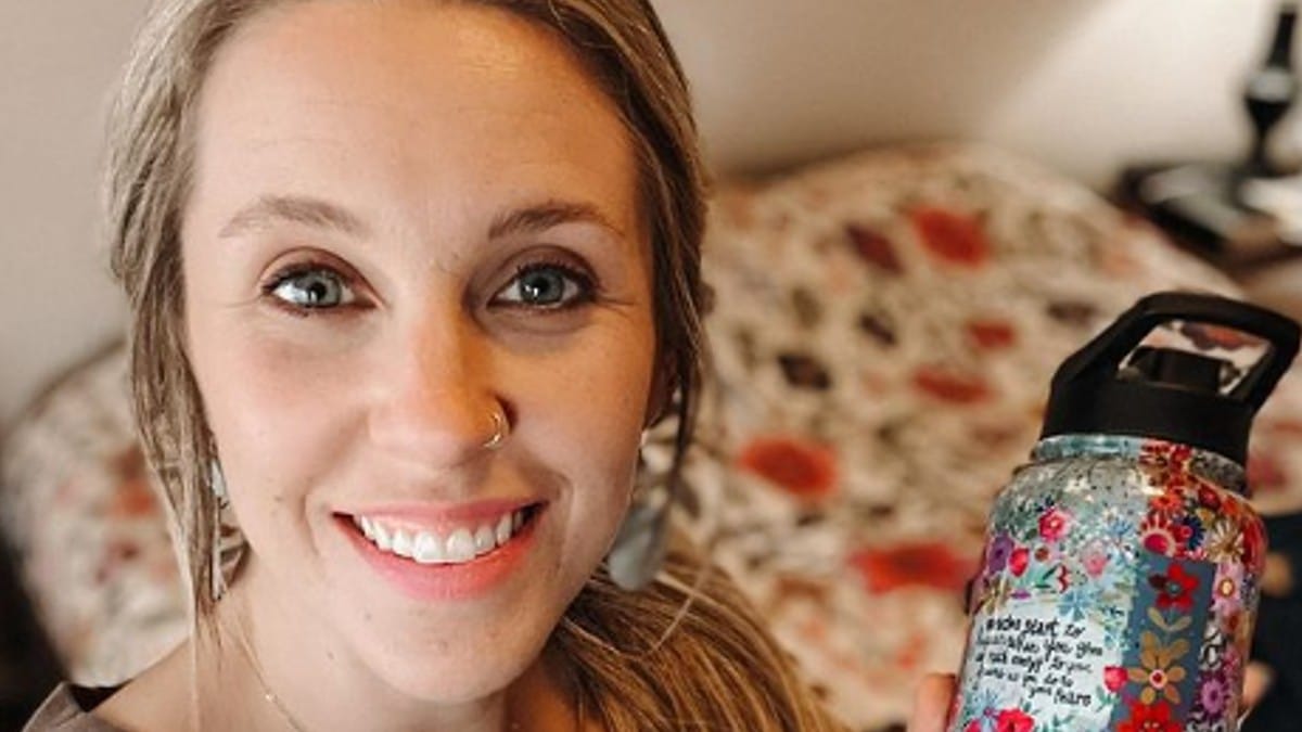 Jill Duggar water bottle selfie