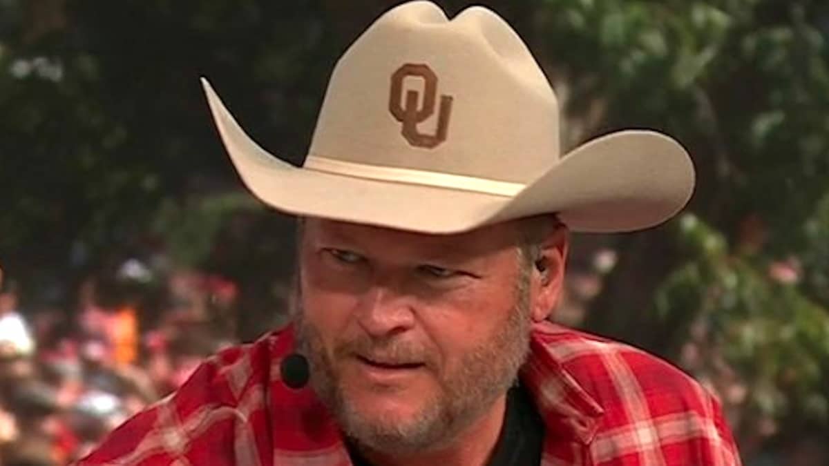 singer blake shelton face shot from college gameday