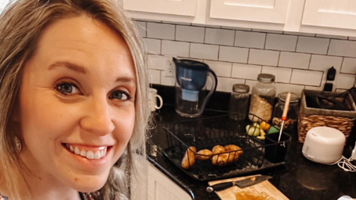 Jill Duggar selfie in the kitchen.