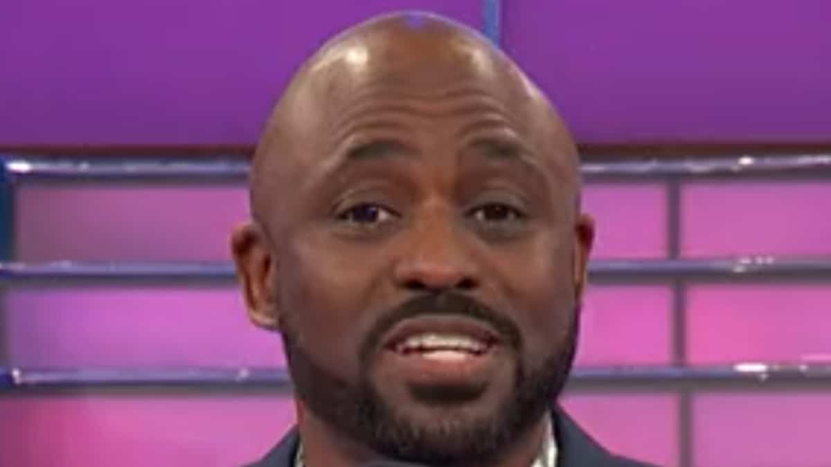 wayne brady face shot from lets make a deal breast cancer awareness episode