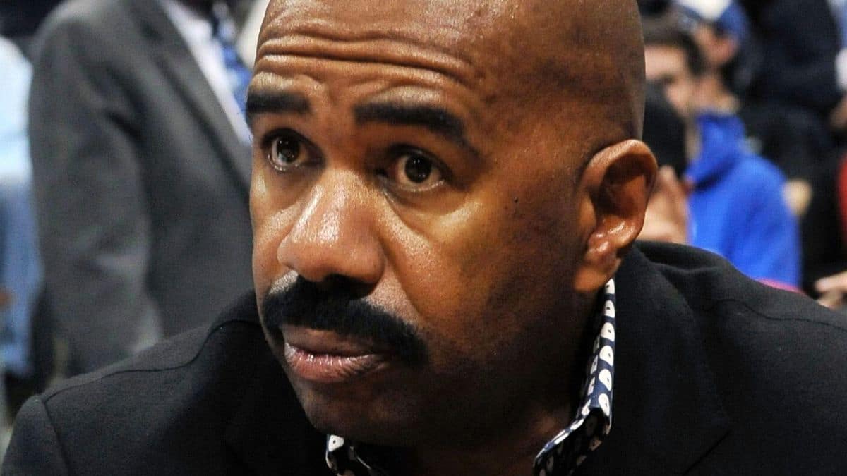 steve harvey at a miami heat game