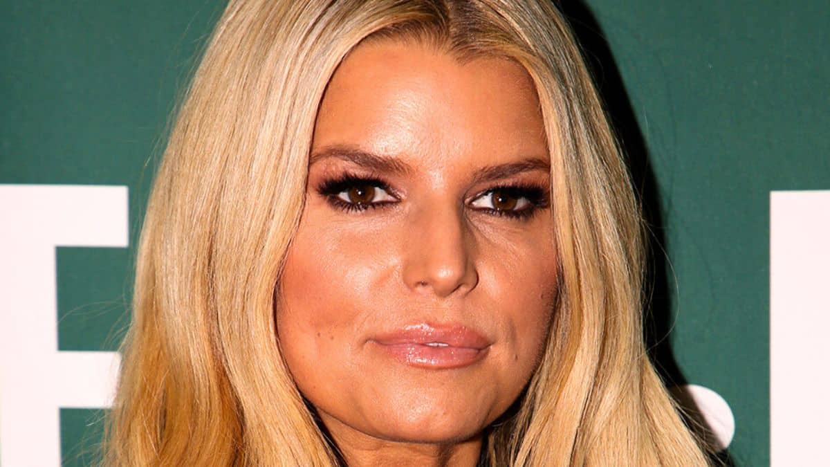 jessica simpson poses for photos at barnes and noble for a book release