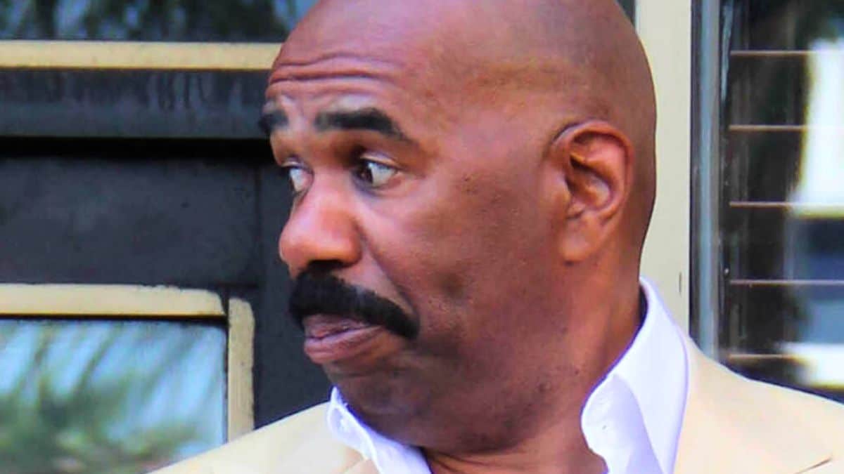 steve harvey walks the red carpet in 2013