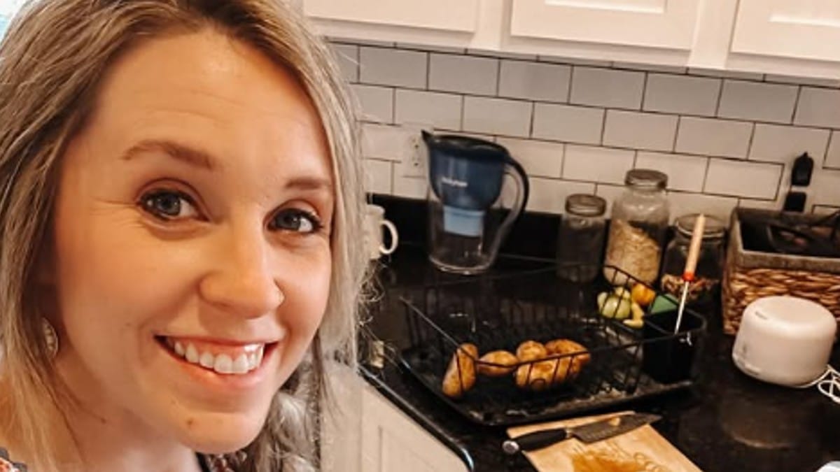 Jill Duggar selfie in her kitchen