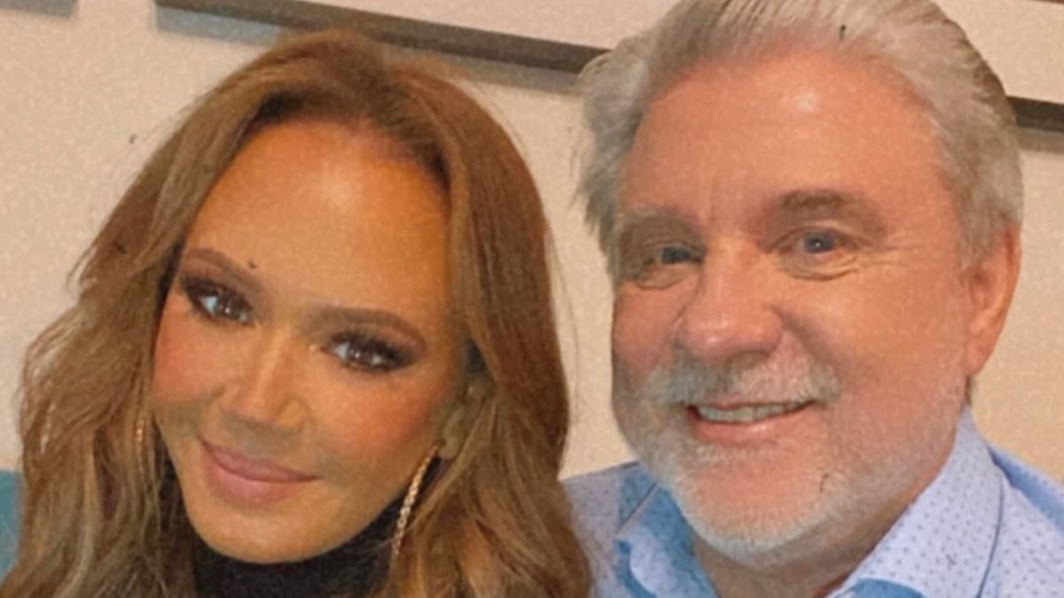 Leah Remini and Mike Rinder selfie