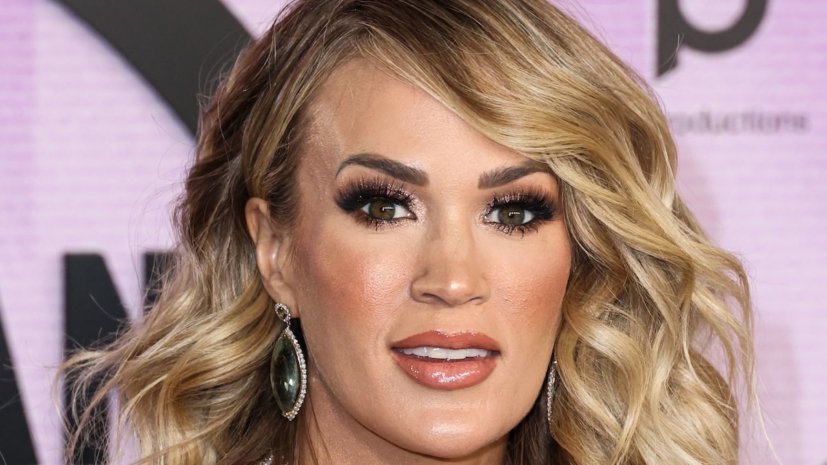 carrie underwood face shot from 2022 American Music Awards