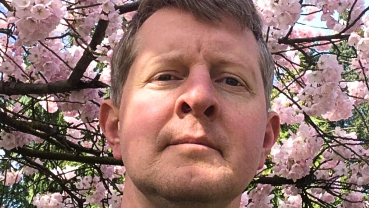 ken jennings snaps a selfie on X in april 2020