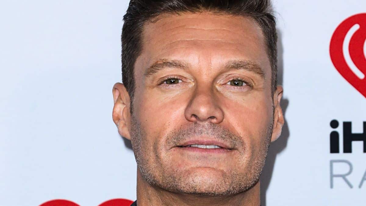 ryan seacrest poses for photographers in Las Vegas, Nevada