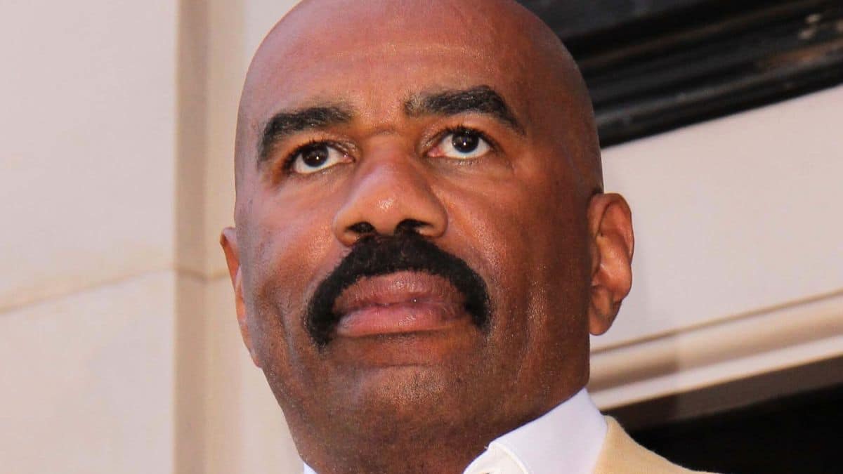 steve harvey poses for photographers on the Hollywood Walk of Fame